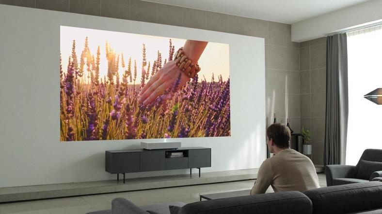 The projector is reflected from the LG 310 screen image from a distance 17 cm